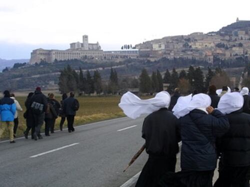 Covid, focolaio dopo il pellegrinaggio ad Assisi: fedeli infettati durante il viaggio