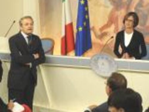 Blitz dell'Idv in sala stampa E la Gelmini se ne va: "Democratici..."