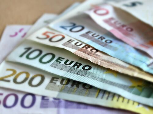 L'inflazione corre ed è già costata oltre 92 miliardi agli italiani: conti correnti prosciugati