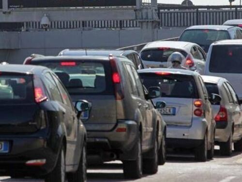 Si apre una voragine sulla Tangenziale, traffico in tilt