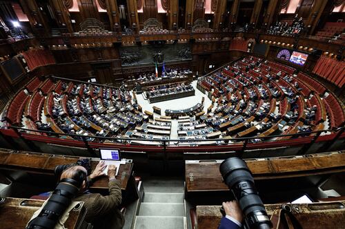 I deputati si bloccano l'aumento dello stipendio. Ma solo dal 2025