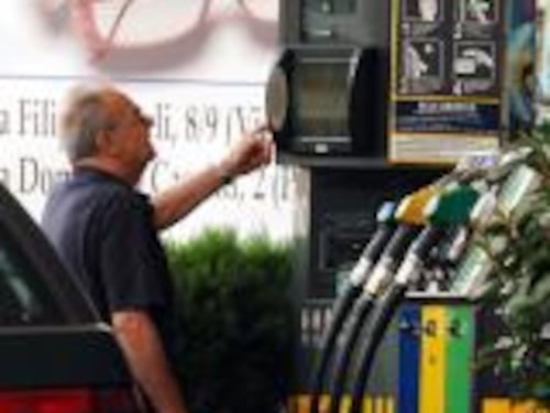 Pieno con il trucco, denunciati 8 benzinai