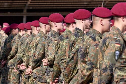 Germania, all'estero per oltre 3 mesi: uomini dovranno chiedere permesso all'esercito