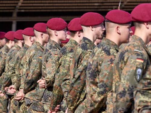 Germania, all'estero per oltre 3 mesi: uomini dovranno chiedere permesso all'esercito