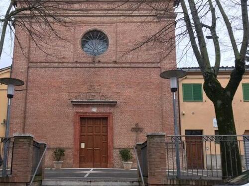 Parroco ospita conferenza del medico no-vax in chiesa. E il vescovo lo caccia