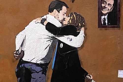 Meloni e Salvini pronti ad accoltellarsi? Il murales irriverente rimosso a tempo di record