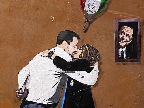 Meloni e Salvini pronti ad accoltellarsi? Il murales irriverente rimosso a tempo di record