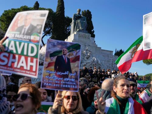 Roma, il corteo per il popolo dell'Iran anti-regime. "Viva lo Scià, libertà per Teheran"