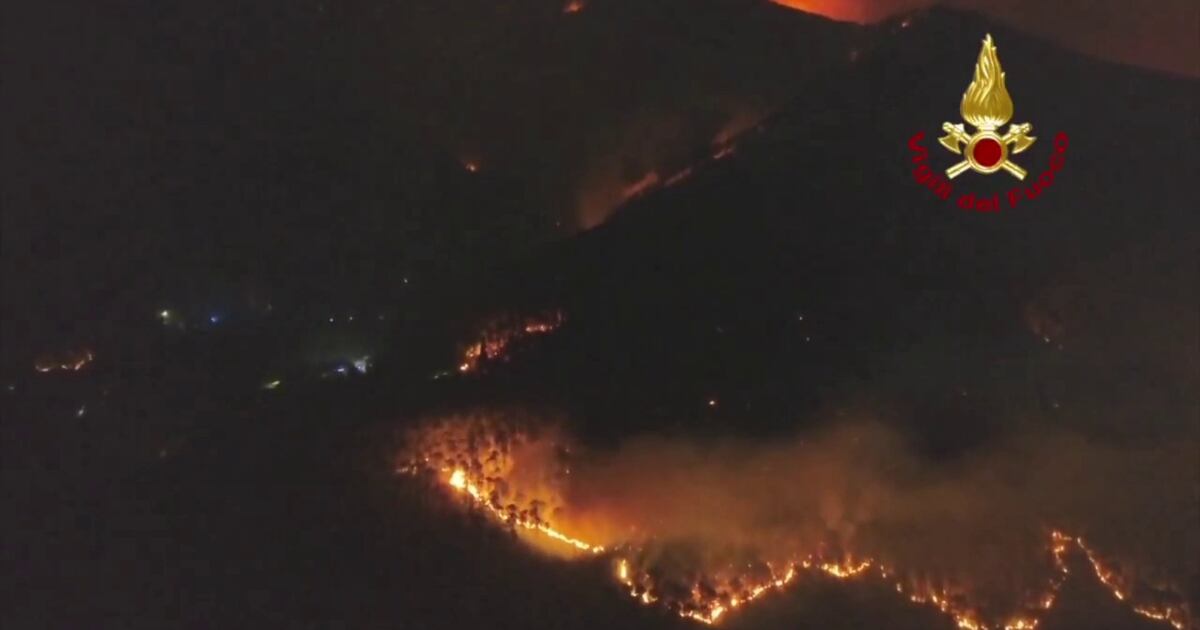 Fiamme sul Monte Faeta, focolai attivi sul versante Pisano: le immagini - Il Tempo