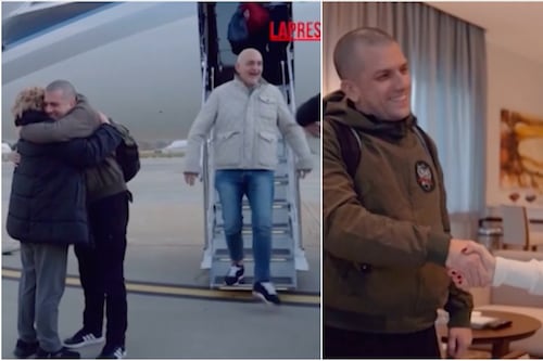 L'abbraccio di Trentini e Burlò con le famiglie. Meloni: "Bentornati a casa"