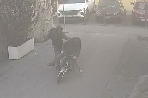 Pugni in faccia a mamme e bambini, preso il tunisino che terrorizzava San Lorenzo: video choc
