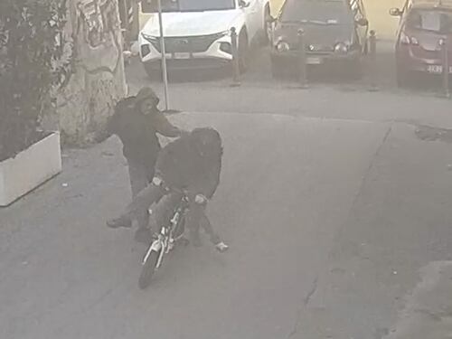 Pugni in faccia a mamme e bambini, preso il tunisino che terrorizzava San Lorenzo: video choc