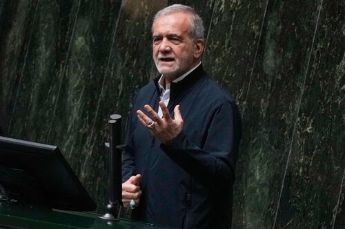 Iran, la retromarcia parziale di Pezeshkian: “Fermeremo attacchi ai Paesi del Golfo. Solo se…”