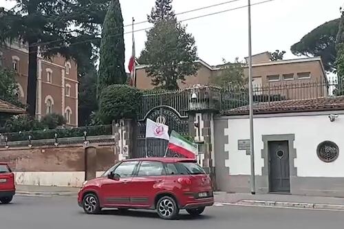 Khamenei, carosello di auto davanti all'ambasciata dell'Iran a Roma