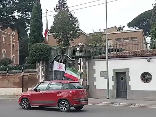 Khamenei, carosello di auto davanti all'ambasciata dell'Iran a Roma