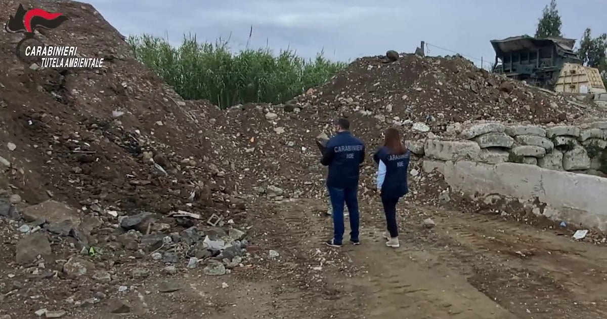 Traffico illecito di rifiuti, 2 arresti e 9 indagati tra Napoli e Caserta - Il Tempo