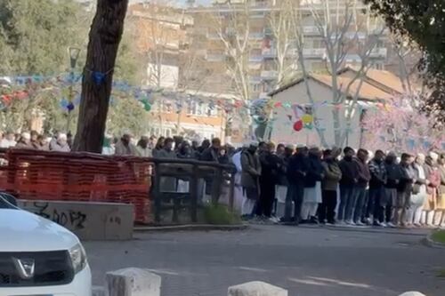 Piazza dei Consoli diventa una moschea a cielo aperto. La prova della sottomissione (video)