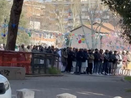 Piazza dei Consoli diventa una moschea a cielo aperto. La prova della sottomissione (video)