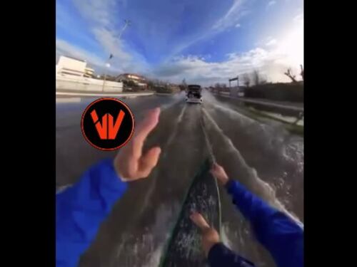 Fregene, dopo le piogge si fa sci nautico... in strada. Il video clamoroso