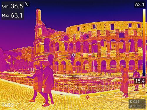 Capitale tra calore e colori, al Colosseo si toccano i 64 gradi