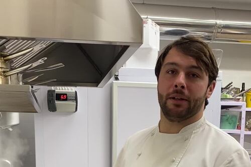 Cacio e pepe gamberi rossi e arancia bruciata dello chef Tommaso Venuti di Almatò - Videoricetta