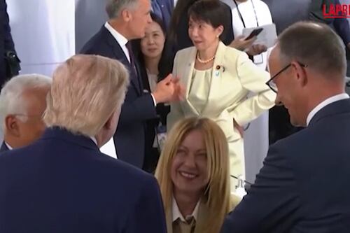 G7, il chiarimento e i sorrisi tra Meloni e Trump: lo scambio di battute a Evian