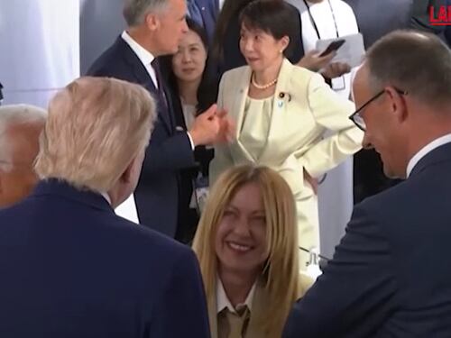 G7, il chiarimento e i sorrisi tra Meloni e Trump: lo scambio di battute a Evian