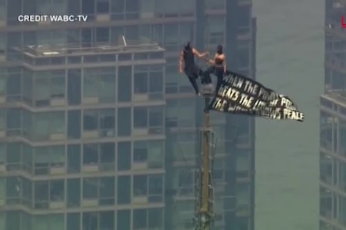 New York, salgono in cima all'Empire con striscione per l'amore: arrestati | VIDEO