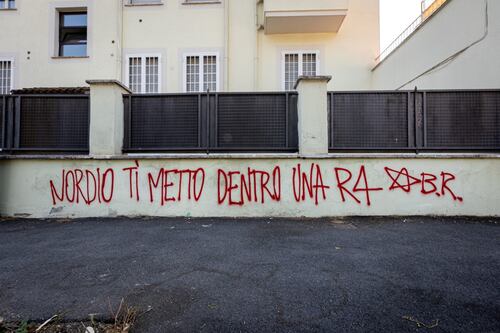 Roma, la scritta della vergogna con sigla Br contro Nordio: “Ti metto dentro una R4”