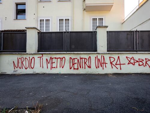 Roma, la scritta della vergogna con sigla Br contro Nordio: “Ti metto dentro una R4”