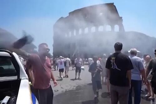 Caldo record, a Roma nebulizzatori d'acqua sui turisti al Colosseo: le immagini
