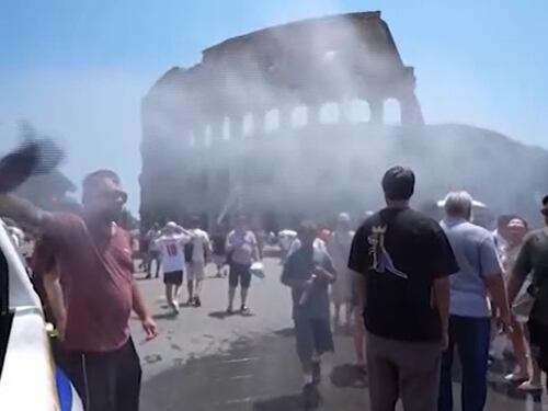 Caldo record, a Roma nebulizzatori d'acqua sui turisti al Colosseo: le immagini