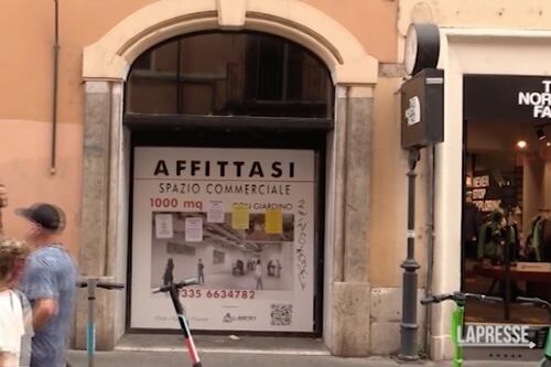 Roma, negozi fantasma in Centro: è strage di locali, serrande tutte giù