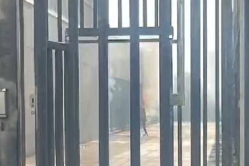 Ponte Galeria, fuoco e sassi contro gli agenti: la rivolta al centro migranti