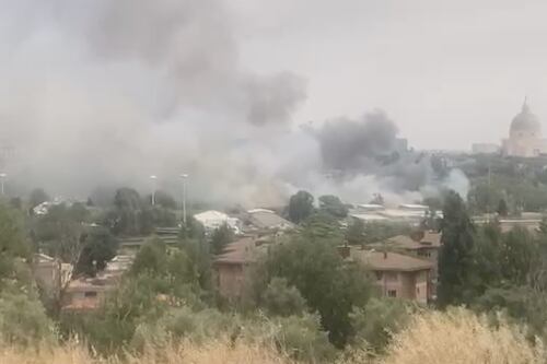 Incendio Magliana, la colonna di fumo sulla città: le fiamme partite dal campo abusivo