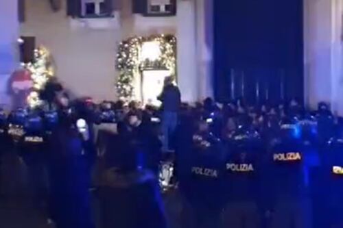 Roma, studenti tentano il blitz a Montecitorio: "Bruciamo tutto", tensione con la polizia