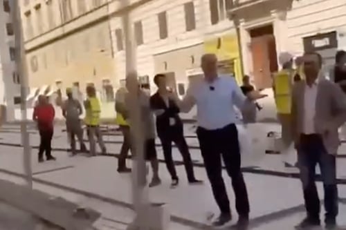 Roma, furia dei commercianti di via Ottaviano. “Mi pento di averla votata”, Gualtieri sotto accusa