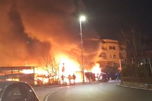Quadraro, maxi-incendio minaccia i palazzi: fiamme altissime, chiusa la Tuscolana