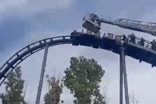 Sospesi nel vuoto sulle montagne russe, il video dei soccorsi a Zoomarine