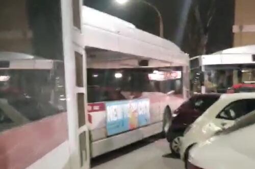 Auto in doppia fila crea il panico a Garbatella, cinque autobus bloccati e maxi-ingorgo