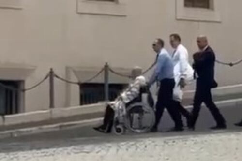 Papa Francesco, dopo l'uscita fuori programma il rientro a Santa Marta: il video