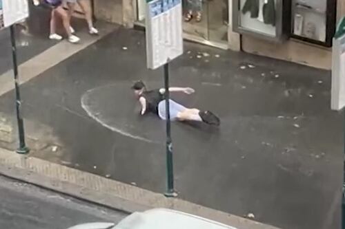 Maltempo Roma, strade come fiumi: i turisti si tuffano nelle pozzanghere