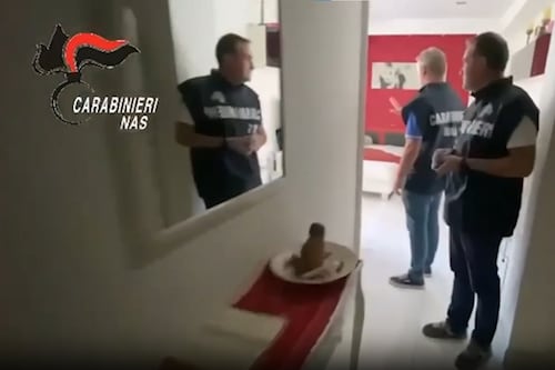 Roma, medico sospeso dalla professione sorpreso ad operare in casa: arrestato