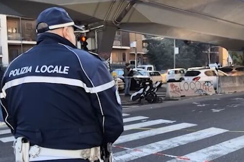 Milano, mamma travolta e uccisa da un camion, illesi i gemellini e la nonna: "Non si è fermato"