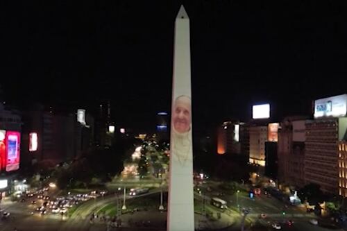 Papa Francesco, ore di ansia in Argentina: il volto di Bergoglio sull'obelisco