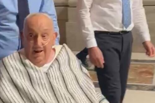 Papa Francesco nella basilica di San Pietro in abiti civili: il video esclusivo