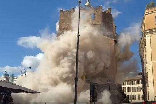 Torre dei Conti, il video dei due crolli. Via al salvataggio dell'operaio intrappolato: "È in vita"