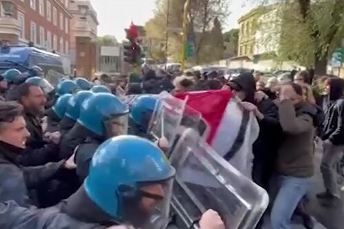 Sapienza, i Collettivi tentano l'assalto al presidio di Azione Universitaria: scontri con la polizia