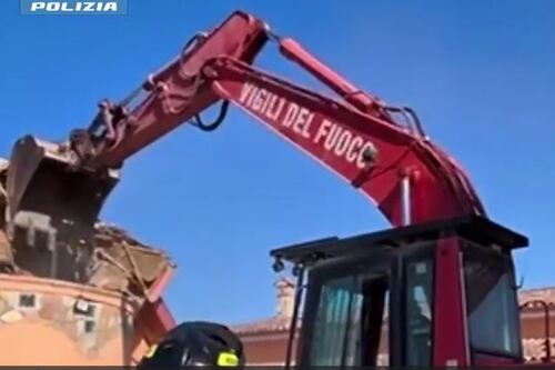 Roma, demoliti due immobili abusivi a Rocca Cencia: giro di vite contro le ville dei sinti