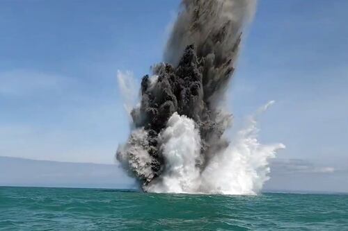 Esplosione spettacolare in mare, la mina con 200 chili di tritolo fatta brillare a Fiumicino